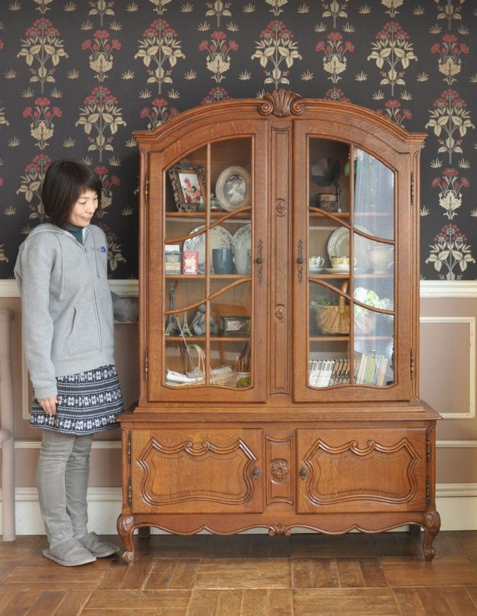 アンティークのキャビネット アンティーク家具 南フランスのゴージャスなアンティーク家具、食器棚になるガラスキャビネット。高級感たっぷりのガラスキャビネット。(j-1562-f)