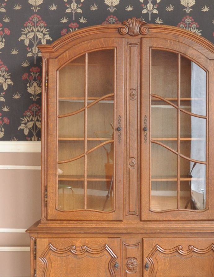アンティークのキャビネット アンティーク家具 南フランスのゴージャスなアンティーク家具、食器棚になるガラスキャビネット。どんなものを飾っても、素敵に見えてしまうキャビネット。(j-1562-f)
