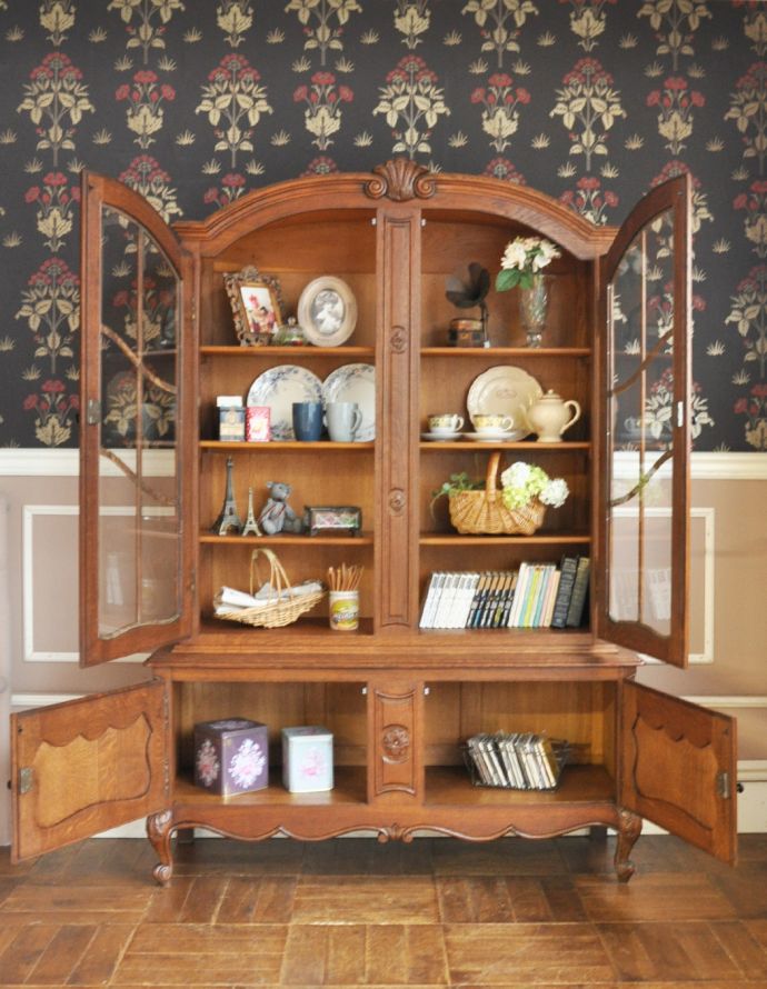 アンティークのキャビネット アンティーク家具 南フランスのゴージャスなアンティーク家具、食器棚になるガラスキャビネット。オーク材の木目の表情が美しく出ています。(j-1562-f)