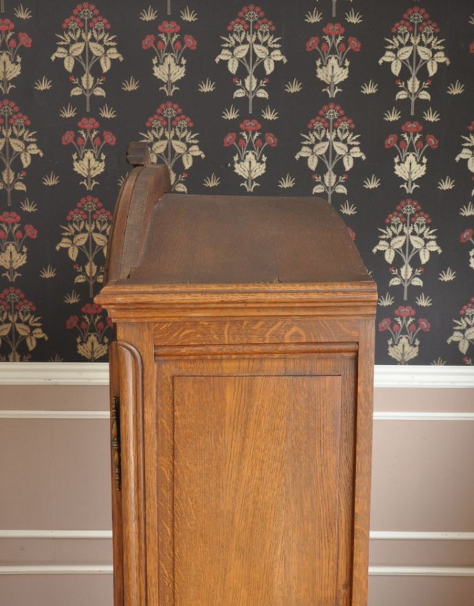 アンティークのキャビネット アンティーク家具 南フランスのゴージャスなアンティーク家具、食器棚になるガラスキャビネット。天板もキチンとお手入れしています。(j-1562-f)