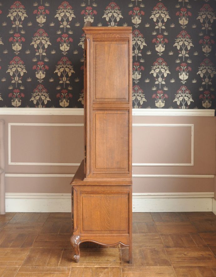 アンティークのキャビネット アンティーク家具 南フランスのゴージャスなアンティーク家具、食器棚になるガラスキャビネット。横から見ると意外とスッキリしているんですよ。(j-1562-f)