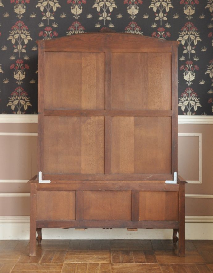 アンティークのキャビネット アンティーク家具 南フランスのゴージャスなアンティーク家具、食器棚になるガラスキャビネット。しっかりメンテナンスしてあるので、裏側もキレイな状態です。(j-1562-f)