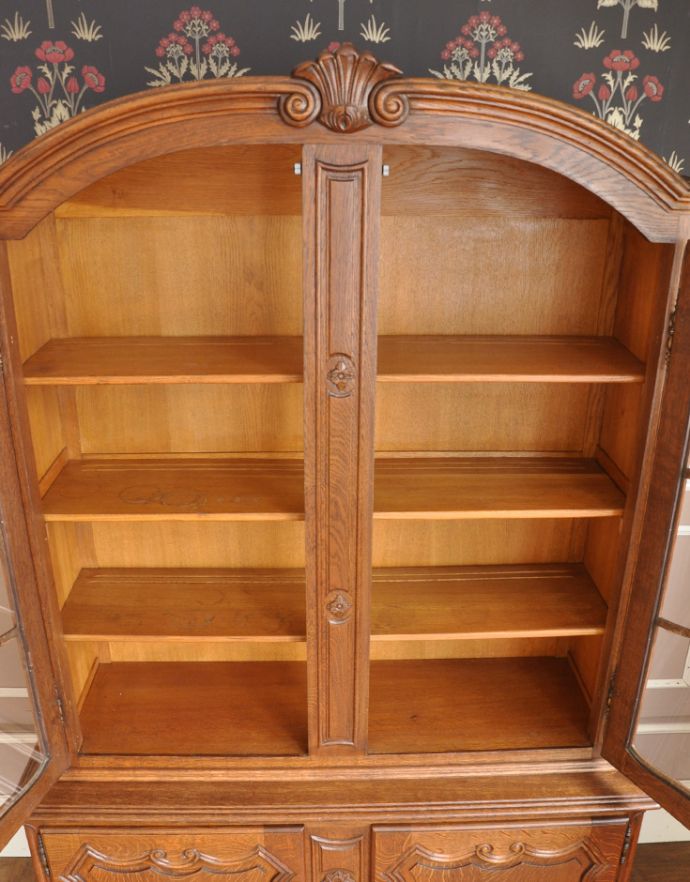 アンティークのキャビネット アンティーク家具 南フランスのゴージャスなアンティーク家具、食器棚になるガラスキャビネット。食器や写真立て、本やDVDなどなど、たくさん飾ればディスプレイの幅が広がります!ガラスが大きいので、中に飾ったものがいい感じに見えてオシャレになります。(j-1562-f)