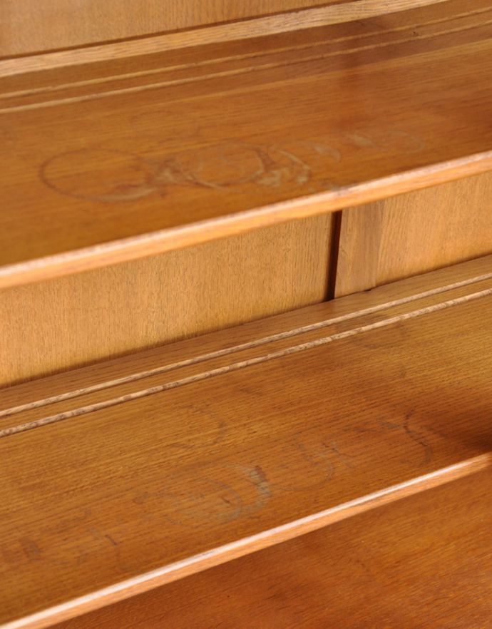 アンティークのキャビネット アンティーク家具 南フランスのゴージャスなアンティーク家具、食器棚になるガラスキャビネット。ガラス戸内の棚板には、プレート立てに使える溝が刻まれています。(j-1562-f)