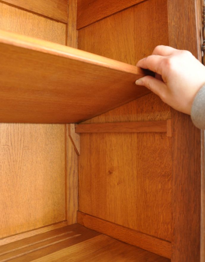 アンティークのキャビネット アンティーク家具 南フランスのゴージャスなアンティーク家具、食器棚になるガラスキャビネット。4段に分かれているので整理しやすいですよ。(j-1562-f)