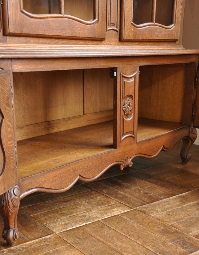 アンティークのキャビネット アンティーク家具 南フランスのゴージャスなアンティーク家具、食器棚になるガラスキャビネット。下の収納には、広い収納。(j-1562-f)