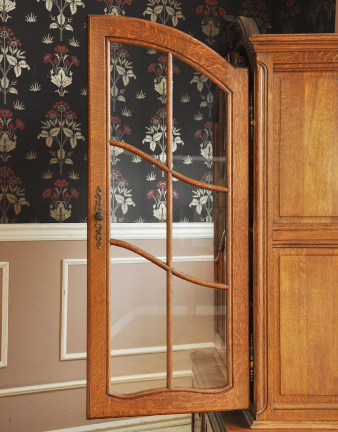 アンティークのキャビネット アンティーク家具 南フランスのゴージャスなアンティーク家具、食器棚になるガラスキャビネット。アンティークのガラスがキレイに残っていました。(j-1562-f)