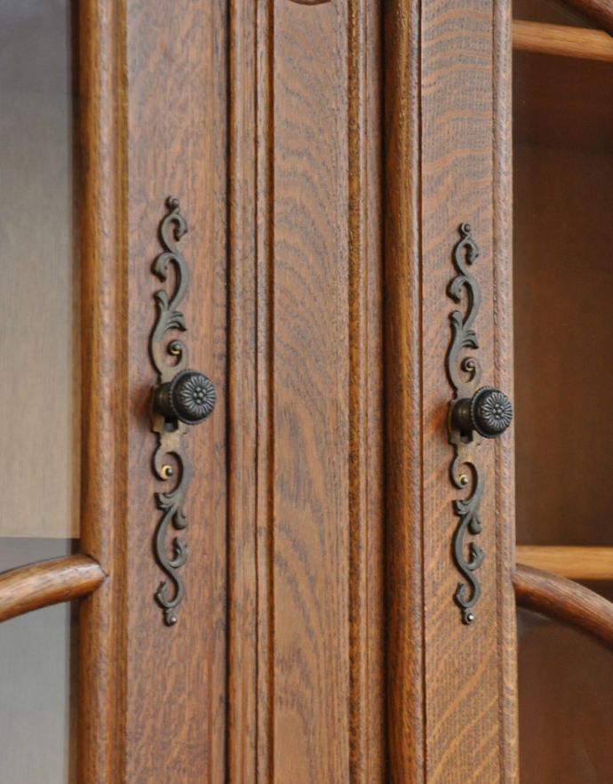 アンティークのキャビネット アンティーク家具 南フランスのゴージャスなアンティーク家具、食器棚になるガラスキャビネット。アンティークらしい繊細なデザインの取っ手がちょこんと付いています。(j-1562-f)