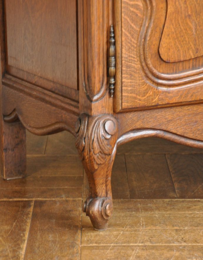 アンティークのキャビネット アンティーク家具 南フランスのゴージャスなアンティーク家具、食器棚になるガラスキャビネット。キュートな猫脚がキャビネットをしっかり支えてくれます。(j-1562-f)