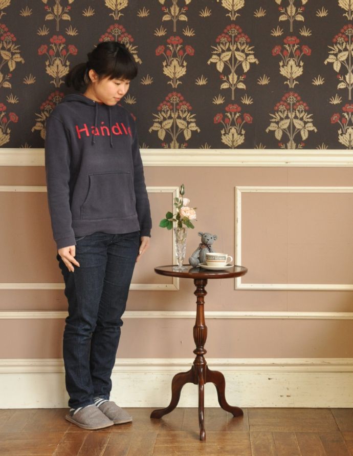 ロイドテーブル　アンティーク家具　イギリスのアンティーク家具、上品なマホガニー材のワインテーブル。ソファの前に持ってくれば、ちょうどいいサイドテーブルに。(j-1563-f)