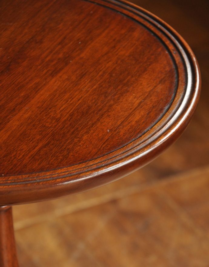 ロイドテーブル　アンティーク家具　イギリスのアンティーク家具、上品なマホガニー材のワインテーブル。エレガントな装飾を施した天板。(j-1563-f)
