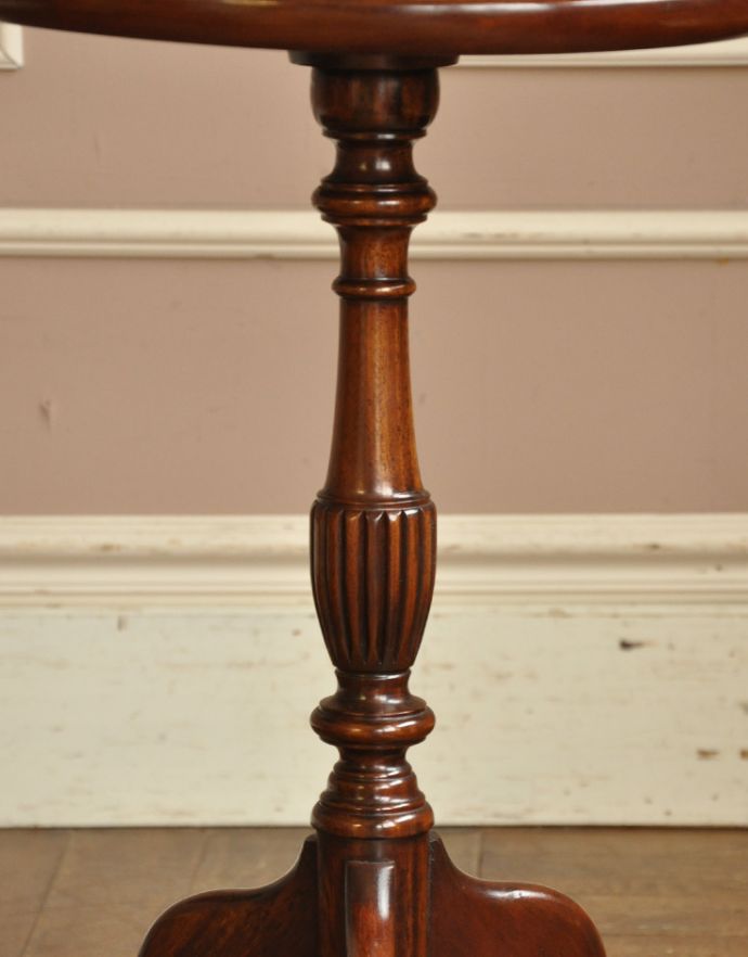ロイドテーブル　アンティーク家具　イギリスのアンティーク家具、上品なマホガニー材のワインテーブル。１つ１つキレイな装飾には、思わずうっとりしてしまいます。(j-1563-f)