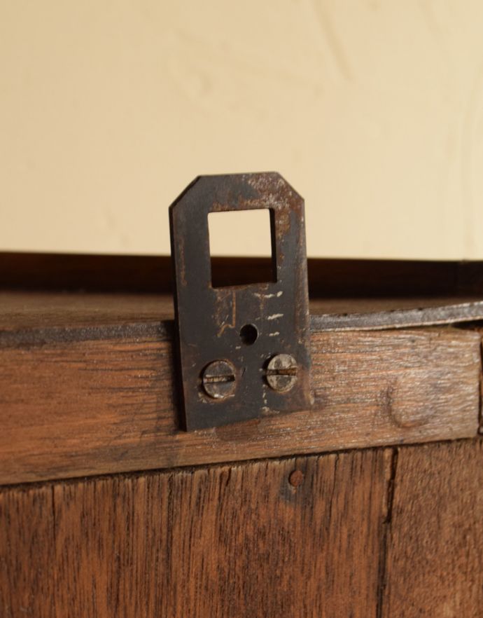 ウォールシェルフ・ウォールハンガー　アンティーク家具　小さなアンティーク家具、壁掛けも床置きもできるウォールキャビネット。壁に付ける際は、しっかりとネジで固定してください。(j-1564-f)