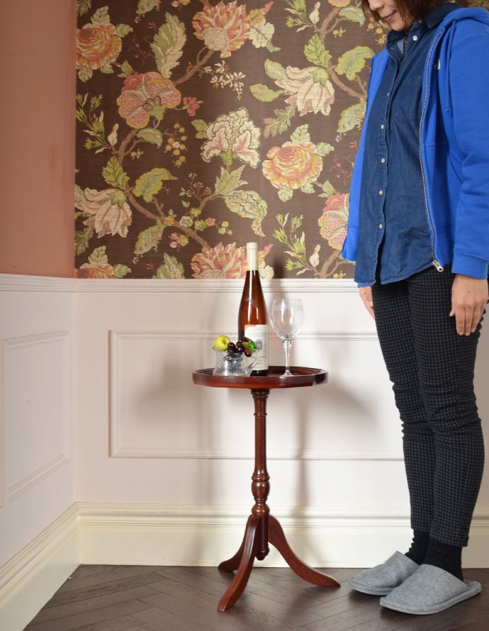 ロイドテーブル アンティーク家具 アンティークの英国家具、コンパクトな革張りのワインテーブル。ソファの前に持ってくれば、ちょうどいいサイドテーブルに。(j-1565-f)