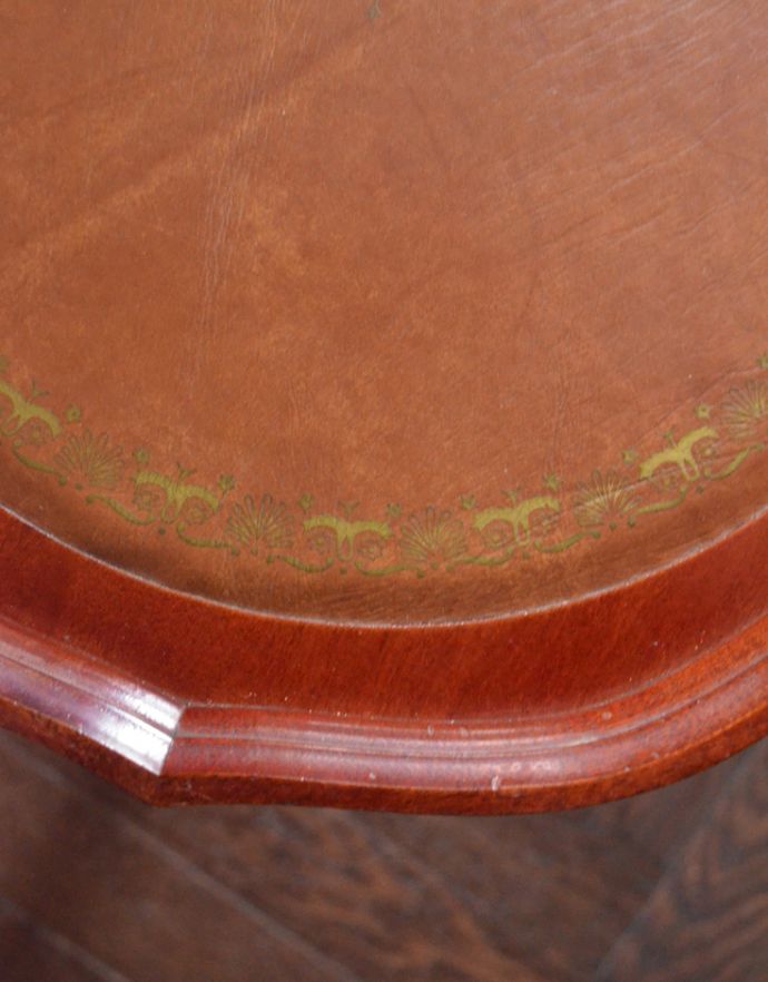 ロイドテーブル アンティーク家具 アンティークの英国家具、コンパクトな革張りのワインテーブル。縁が立ち上がっているので乗せた物が落ちにくいデザインです。(j-1565-f)