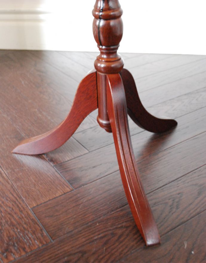 ロイドテーブル アンティーク家具 アンティークの英国家具、コンパクトな革張りのワインテーブル。装飾がキレイな三本脚でしっかりテーブルを支えます。(j-1565-f)