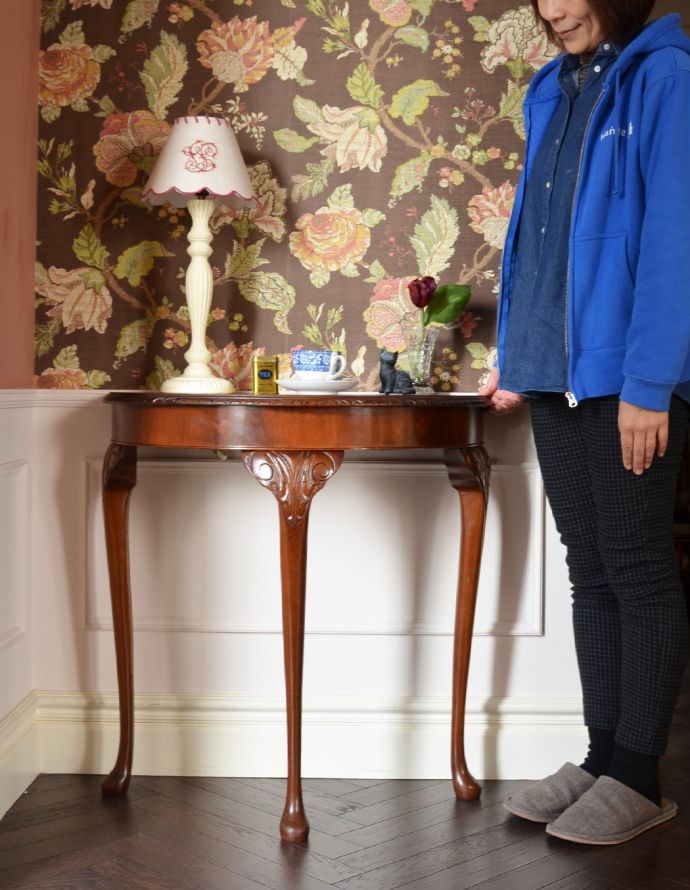 ロイドテーブル　アンティーク家具　英国のアンティーク家具、装飾の美しいコンソールテーブル。そっと壁に付けて置くだけで、オシャレな雰囲気に。(j-1567-f)