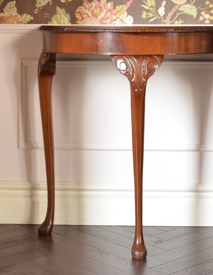 ロイドテーブル　アンティーク家具　英国のアンティーク家具、装飾の美しいコンソールテーブル。脚が細いので、シルエットがとても素敵なんです。(j-1567-f)
