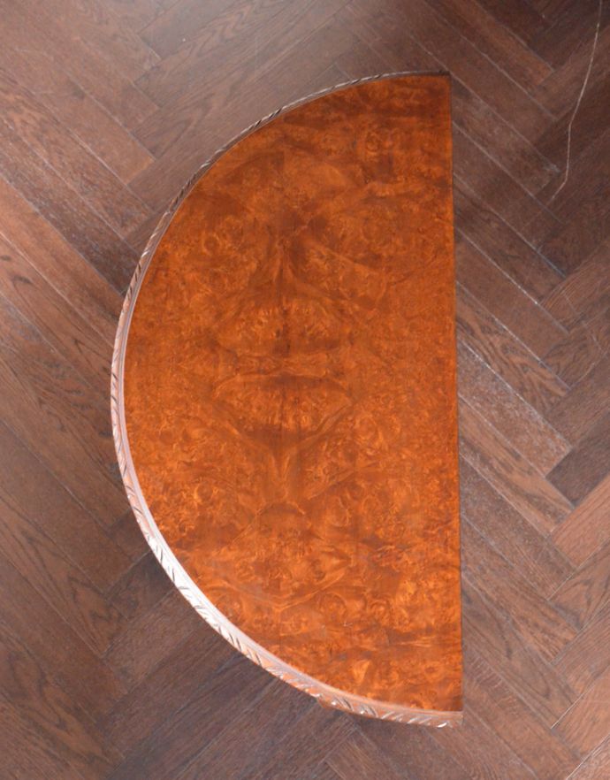 ロイドテーブル　アンティーク家具　英国のアンティーク家具、装飾の美しいコンソールテーブル。半円形の天板です。(j-1567-f)