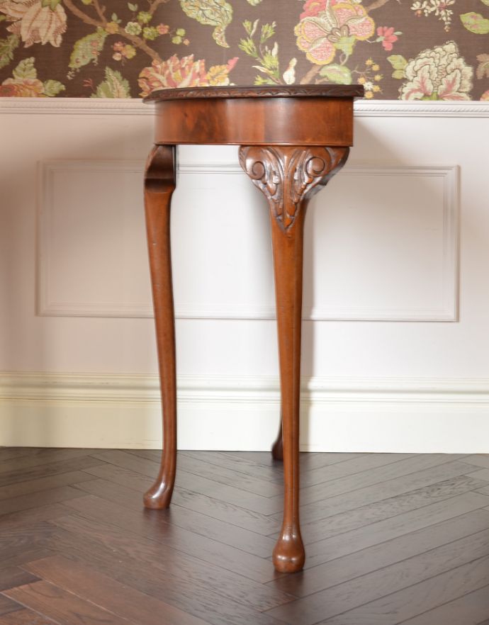ロイドテーブル　アンティーク家具　英国のアンティーク家具、装飾の美しいコンソールテーブル。サイドはこんなにスッキリ！場所を取らないので使いやすいです。(j-1567-f)