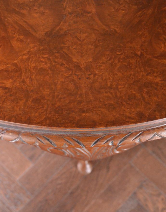 ロイドテーブル　アンティーク家具　英国のアンティーク家具、装飾の美しいコンソールテーブル。半円の縁にも美しい彫りがデザインされています。(j-1567-f)
