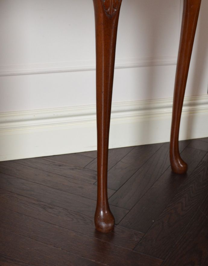 ロイドテーブル　アンティーク家具　英国のアンティーク家具、装飾の美しいコンソールテーブル。スラッと伸びた脚。(j-1567-f)