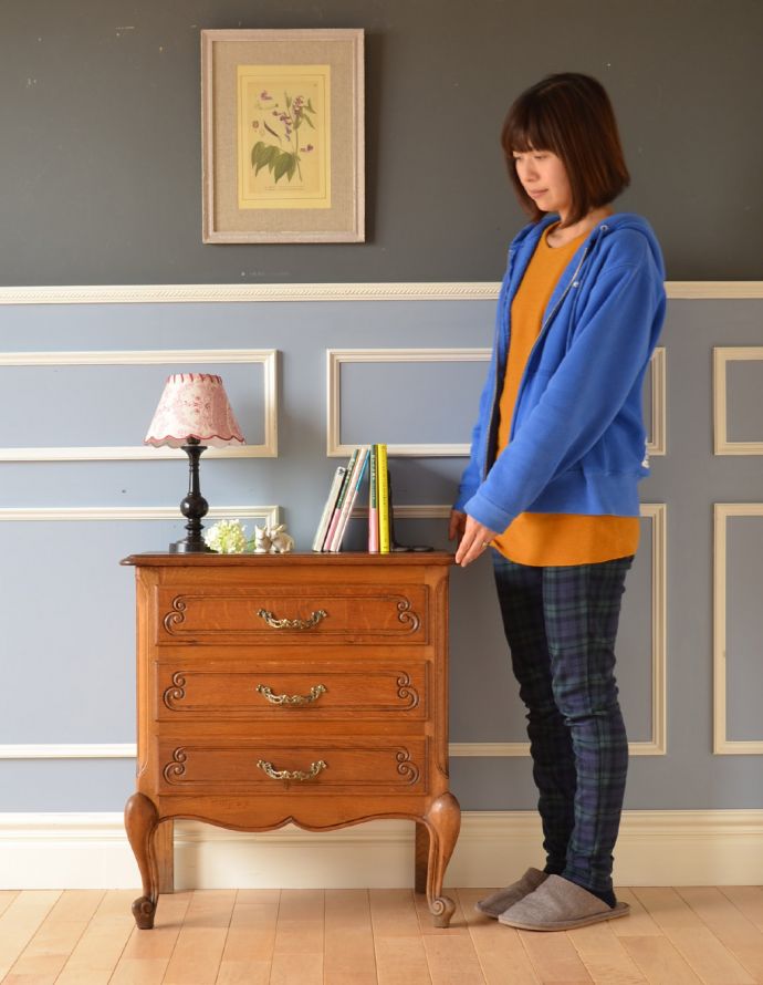 アンティークのチェスト　アンティーク家具　南仏スタイルのキレイなアンティーク家具、取っ手もエレガントな３段チェスト。チェアの横に置けば、サイドテーブル代わりに。(j-1568-f)