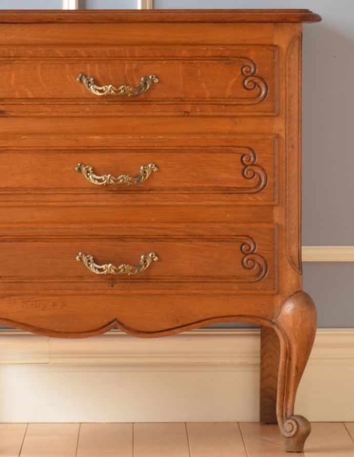 アンティークのチェスト　アンティーク家具　南仏スタイルのキレイなアンティーク家具、取っ手もエレガントな３段チェスト。引き出しのサイドにも美しい装飾。(j-1568-f)