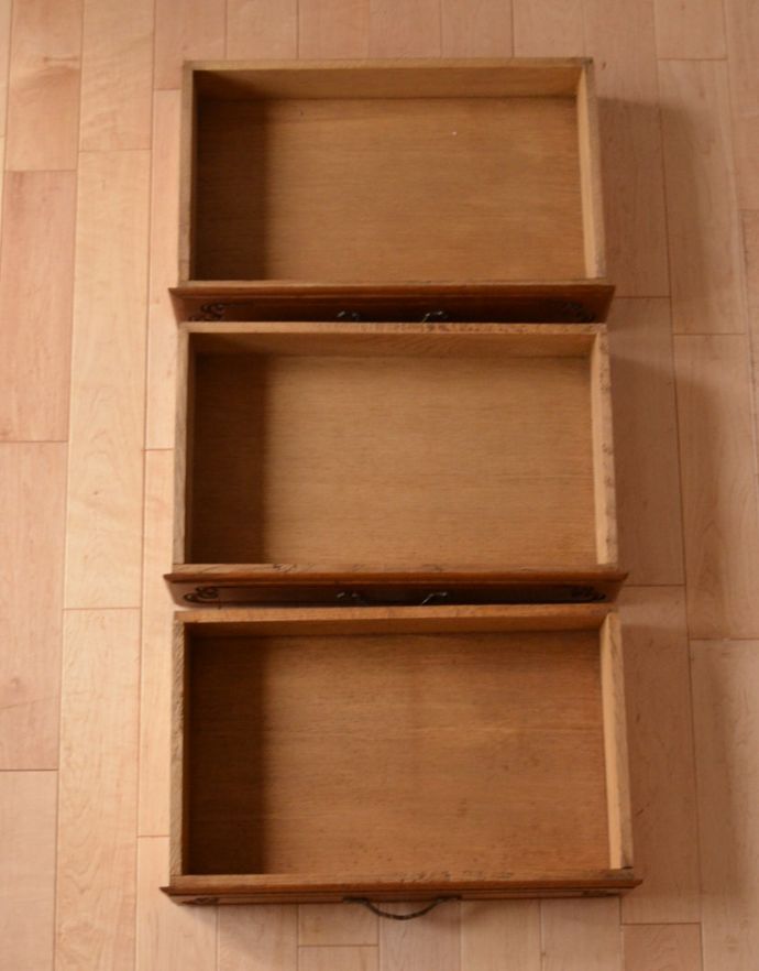 アンティークのチェスト　アンティーク家具　南仏スタイルのキレイなアンティーク家具、取っ手もエレガントな３段チェスト。引き出しは３杯。(j-1568-f)