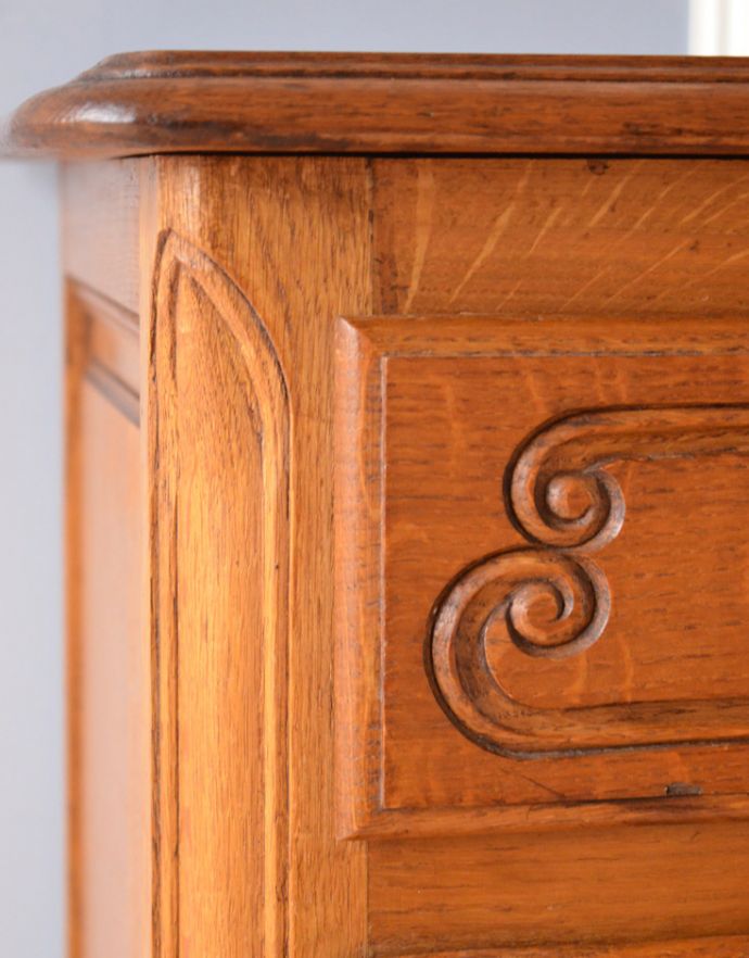 アンティークのチェスト　アンティーク家具　南仏スタイルのキレイなアンティーク家具、取っ手もエレガントな３段チェスト。隅々にまで彫りが施されています。(j-1568-f)