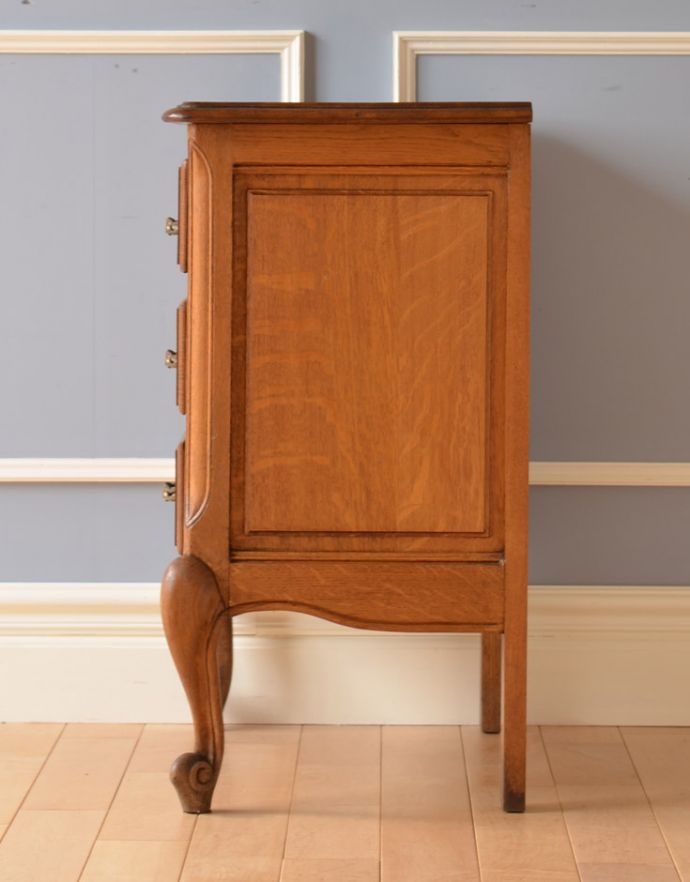 アンティークのチェスト　アンティーク家具　南仏スタイルのキレイなアンティーク家具、取っ手もエレガントな３段チェスト。横から見てもステキです。(j-1568-f)