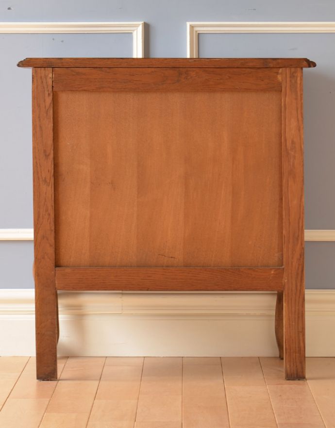 アンティークのチェスト　アンティーク家具　南仏スタイルのキレイなアンティーク家具、取っ手もエレガントな３段チェスト。しっかりメンテナンスしているので、裏側もキレイです。(j-1568-f)