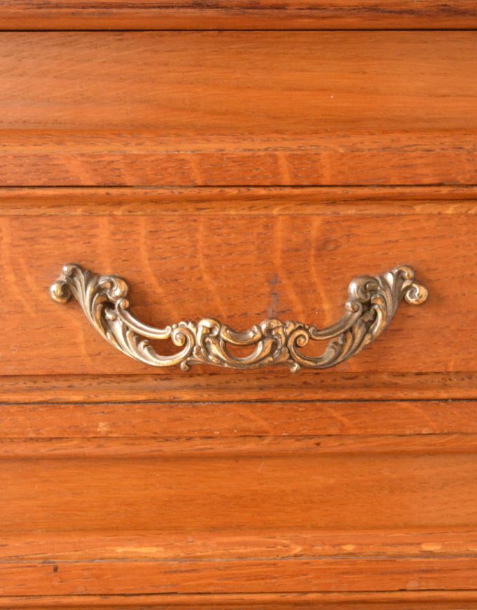アンティークのチェスト　アンティーク家具　南仏スタイルのキレイなアンティーク家具、取っ手もエレガントな３段チェスト。まるでジュエリーのような美しいハンドルです。(j-1568-f)