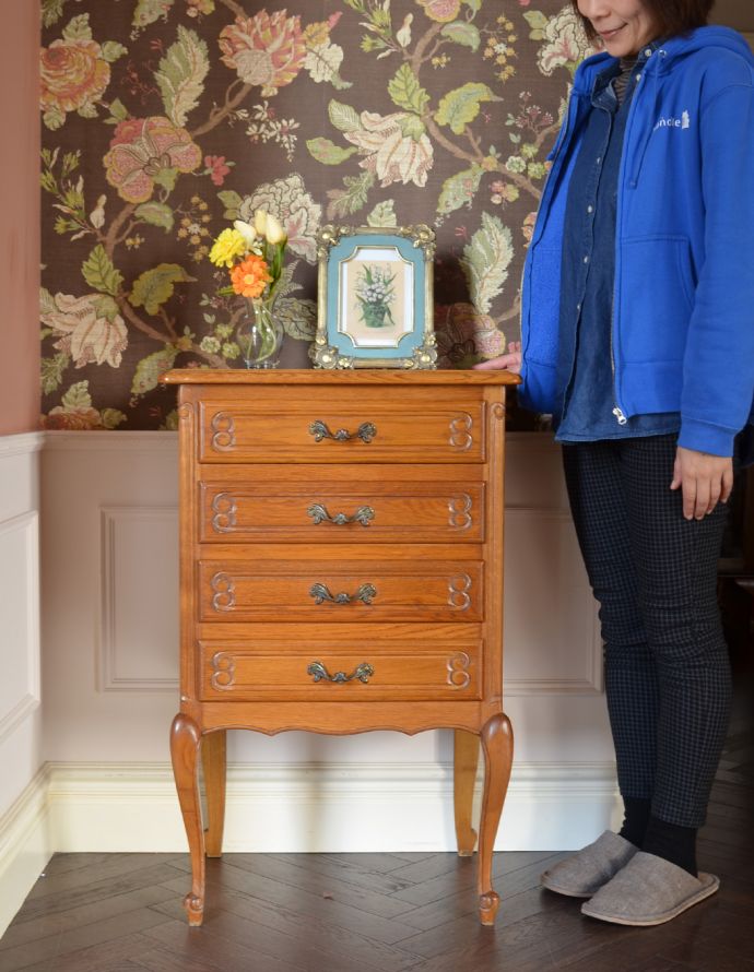 アンティークのチェスト アンティーク家具 南フランスのアンティーク家具、彫がたっぷりの4段チェスト。チェアの横に置けば、サイドテーブル代わりに。(j-1569-f)