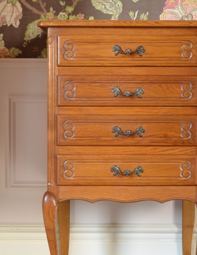 アンティークのチェスト アンティーク家具 南フランスのアンティーク家具、彫がたっぷりの4段チェスト。リビングではメモ、リモコン、筆記用具など近くに置いておきたいものを収納しておけばとっても便利ですよ。(j-1569-f)