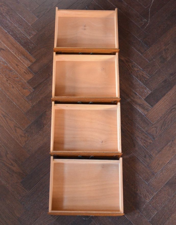 アンティークのチェスト アンティーク家具 南フランスのアンティーク家具、彫がたっぷりの4段チェスト。引き出しは4杯。(j-1569-f)