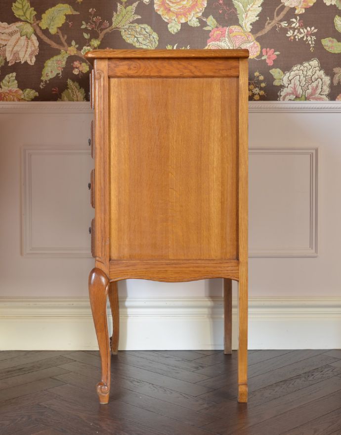 アンティークのチェスト アンティーク家具 南フランスのアンティーク家具、彫がたっぷりの4段チェスト。サイドもカットが施され、どこから見ても絵になる美しさです。(j-1569-f)