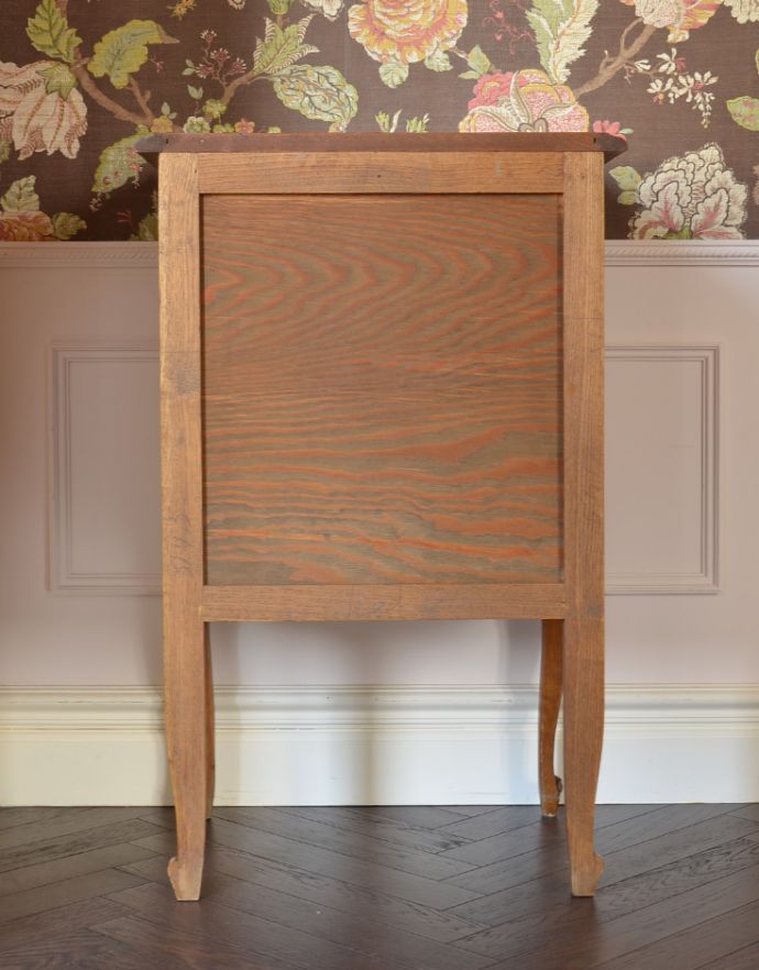 アンティークのチェスト アンティーク家具 南フランスのアンティーク家具、彫がたっぷりの4段チェスト。きちんとメンテナンスしてあるので、裏側もキレイです。(j-1569-f)