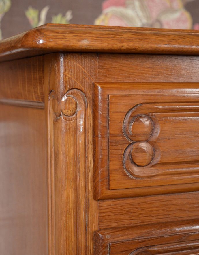 アンティークのチェスト アンティーク家具 南フランスのアンティーク家具、彫がたっぷりの4段チェスト。引き出しの1つ1つに美しい彫があります。(j-1569-f)