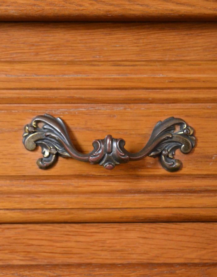 アンティークのチェスト アンティーク家具 南フランスのアンティーク家具、彫がたっぷりの4段チェスト。アンティークならではの高級感のある取っ手。(j-1569-f)