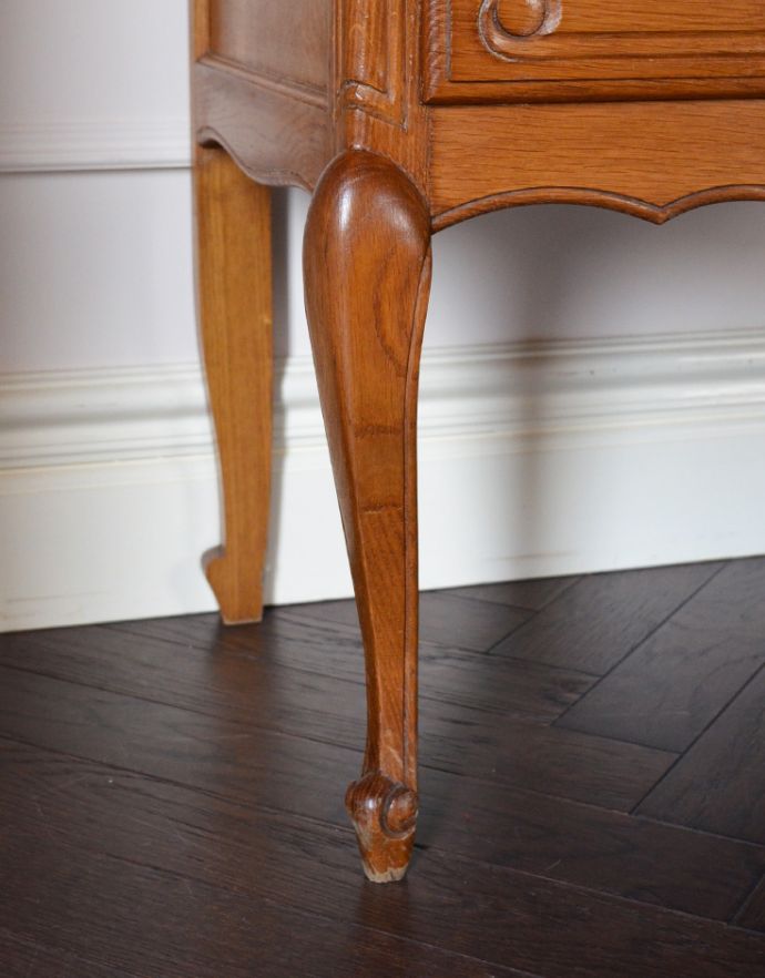 アンティークのチェスト アンティーク家具 南フランスのアンティーク家具、彫がたっぷりの4段チェスト。上品で美しい猫脚です。(j-1569-f)