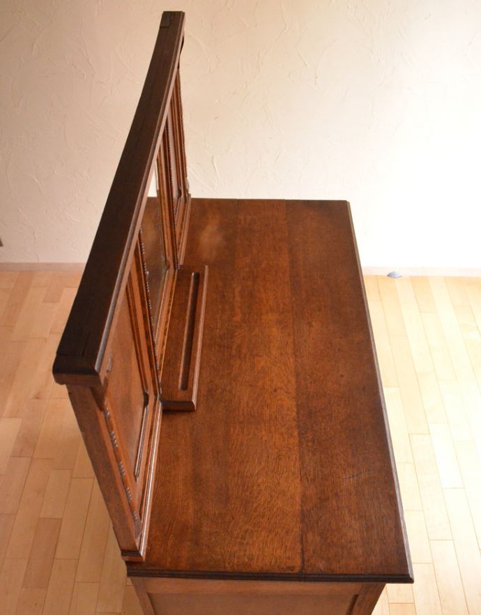 サイドボード　アンティーク家具　フランスから届いたアンティーク家具、ミラーが付いたサイドボード。天板もキレイに仕上げました。(j-1570-f)