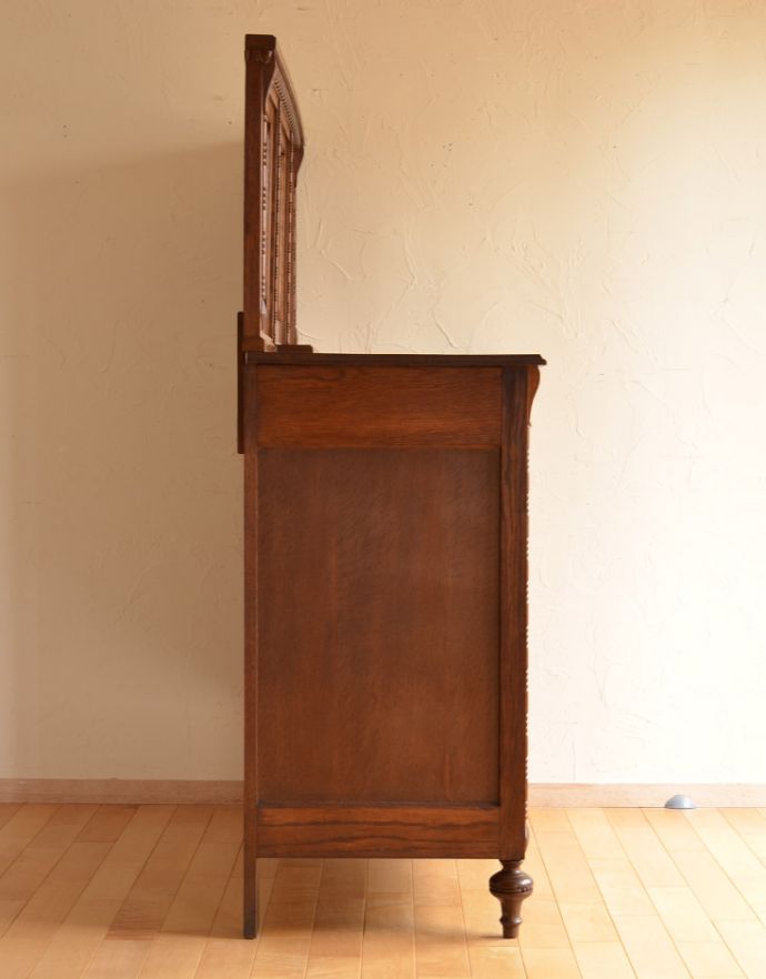 サイドボード　アンティーク家具　フランスから届いたアンティーク家具、ミラーが付いたサイドボード。サイドにも美しい彫があります。(j-1570-f)