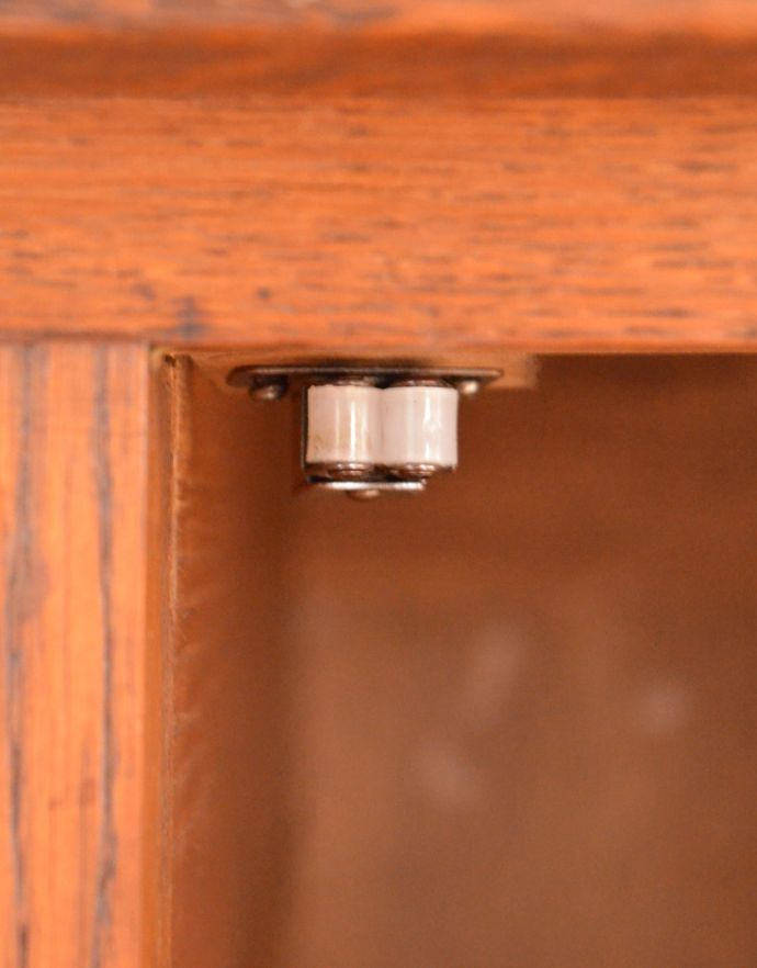 サイドボード　アンティーク家具　フランスから届いたアンティーク家具、ミラーが付いたサイドボード。扉にはローラーキャッチャーが付いているので、開け閉めはスムーズです。(j-1570-f)