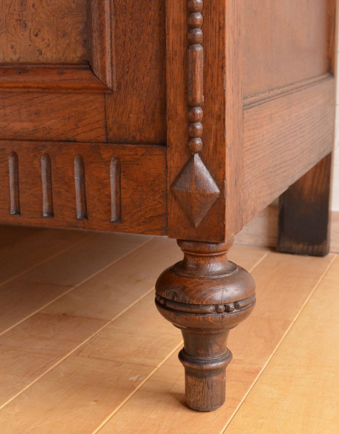 サイドボード　アンティーク家具　フランスから届いたアンティーク家具、ミラーが付いたサイドボード。キュートな猫脚がキャビネットをしっかり支えてくれます。(j-1570-f)