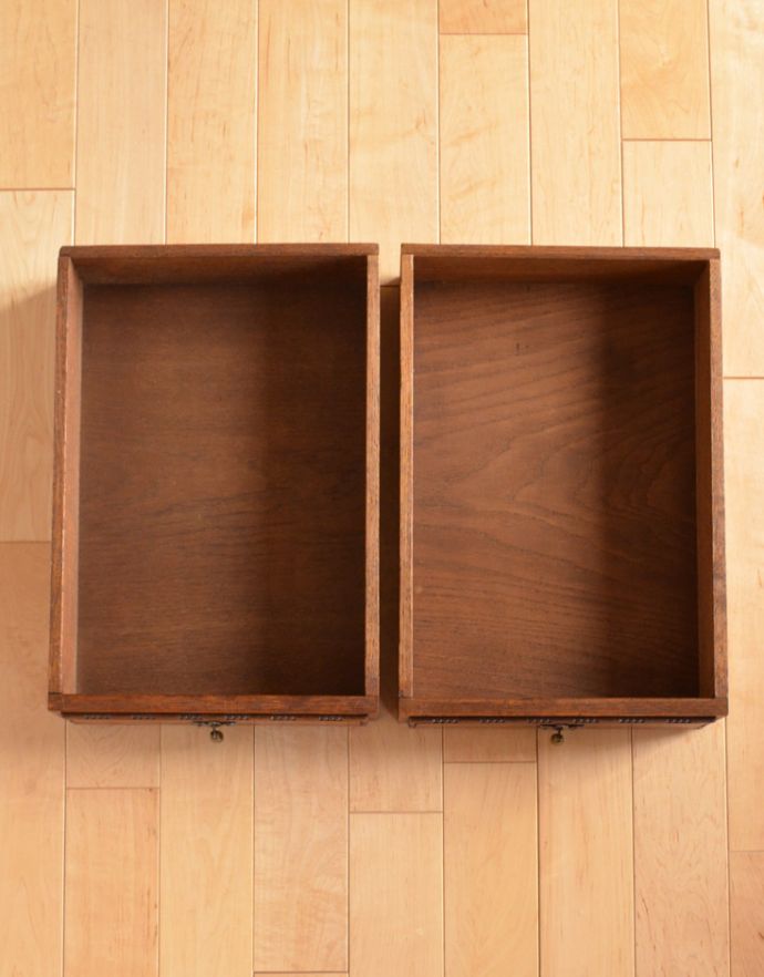 サイドボード　アンティーク家具　フランスから届いたアンティーク家具、ミラーが付いたサイドボード。引き出しは２杯。(j-1570-f)