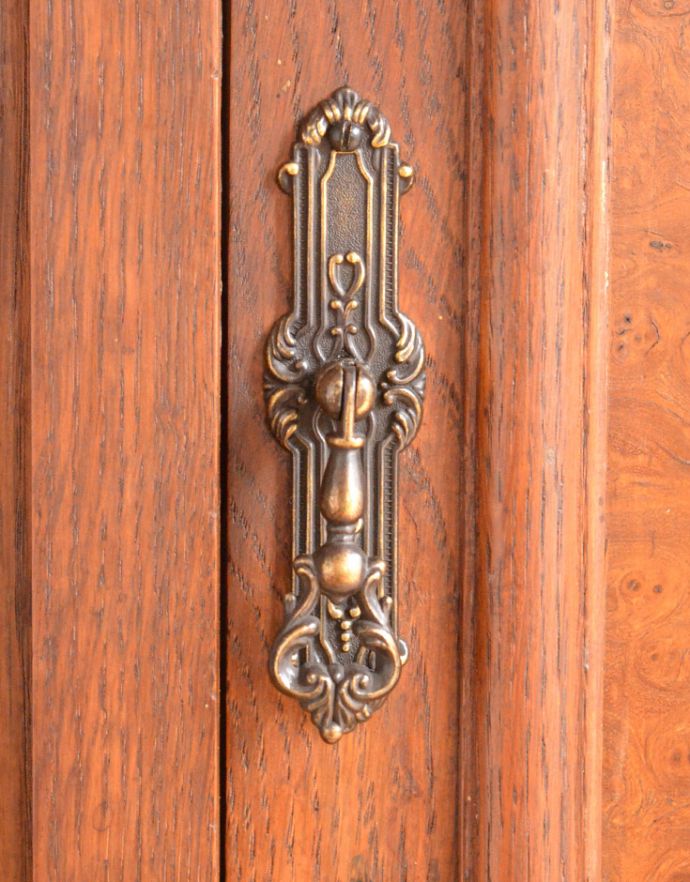 サイドボード　アンティーク家具　フランスから届いたアンティーク家具、ミラーが付いたサイドボード。こちらは、扉の取っ手です。(j-1570-f)