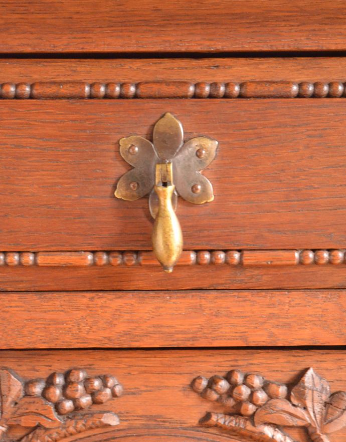 サイドボード　アンティーク家具　フランスから届いたアンティーク家具、ミラーが付いたサイドボード。こっちは引き出しの取っ手。(j-1570-f)