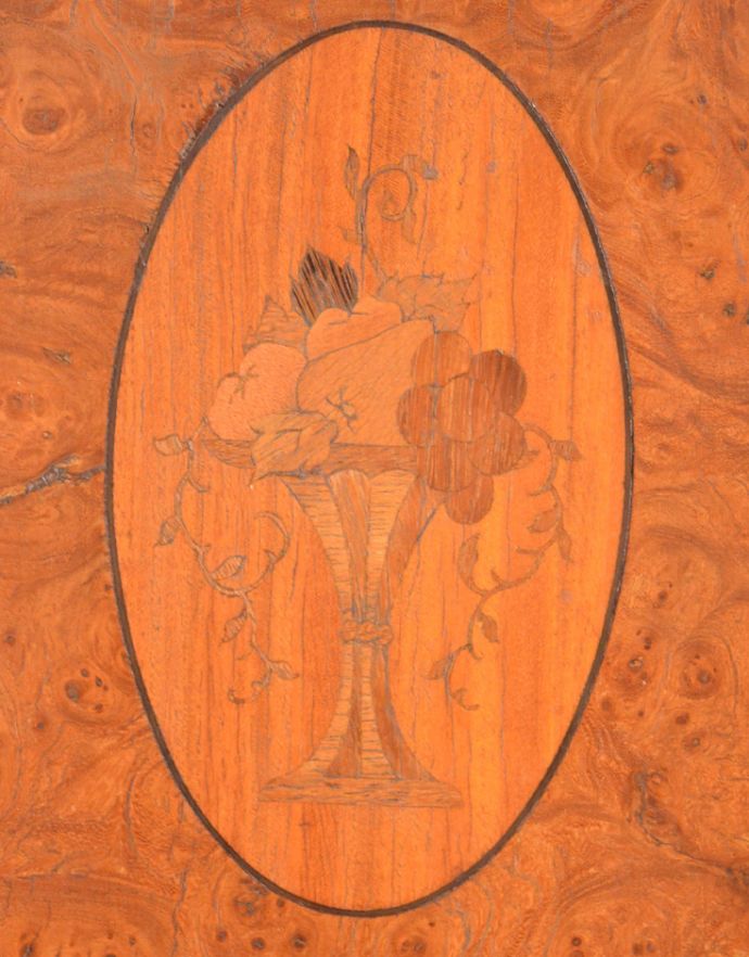 サイドボード　アンティーク家具　フランスから届いたアンティーク家具、ミラーが付いたサイドボード。扉には、このようなフランスらしい美しい装飾が付いています。(j-1570-f)