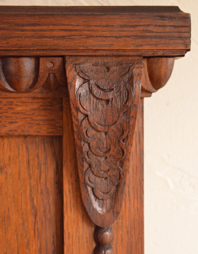 サイドボード　アンティーク家具　フランスから届いたアンティーク家具、ミラーが付いたサイドボード。隅々にまでこだわった彫が見られます。(j-1570-f)